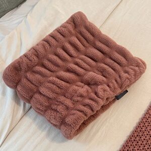 Lola Plush Faux Fur Blanket in Soft Pink